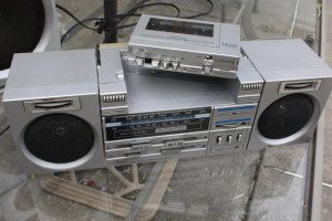 An attempt to resolve  Walkman/Boombox tension via a 'boombox/walkman' [stereo2go.com]