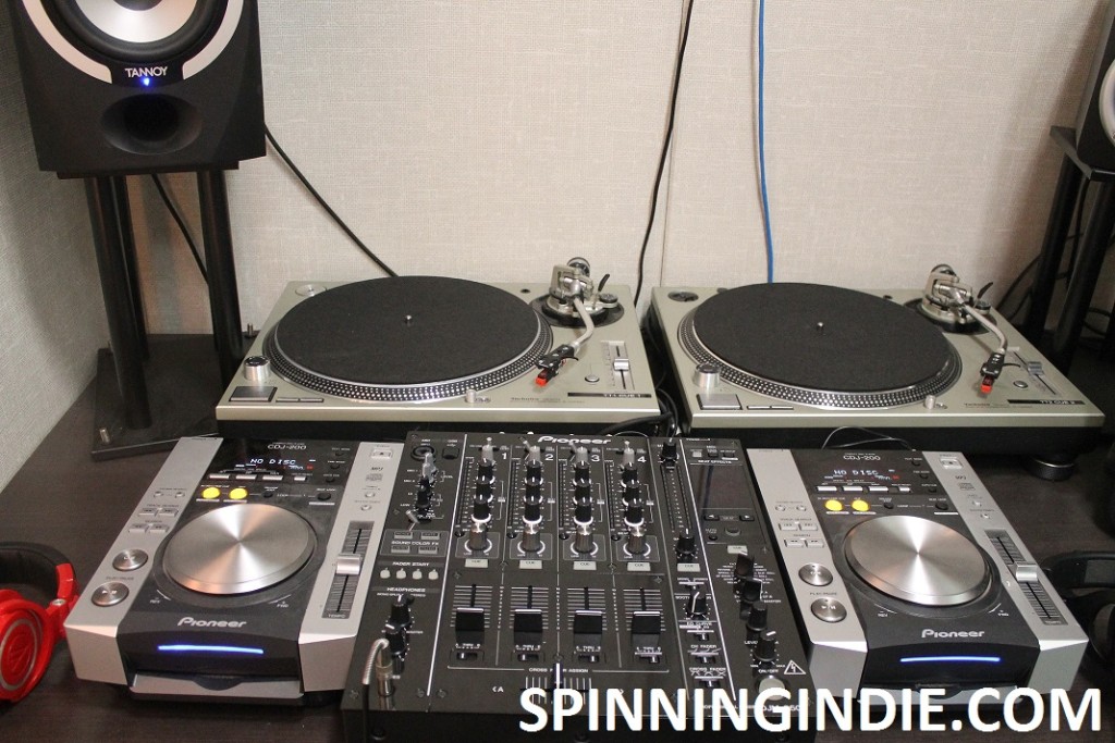 turntables at 9th Floor Radio